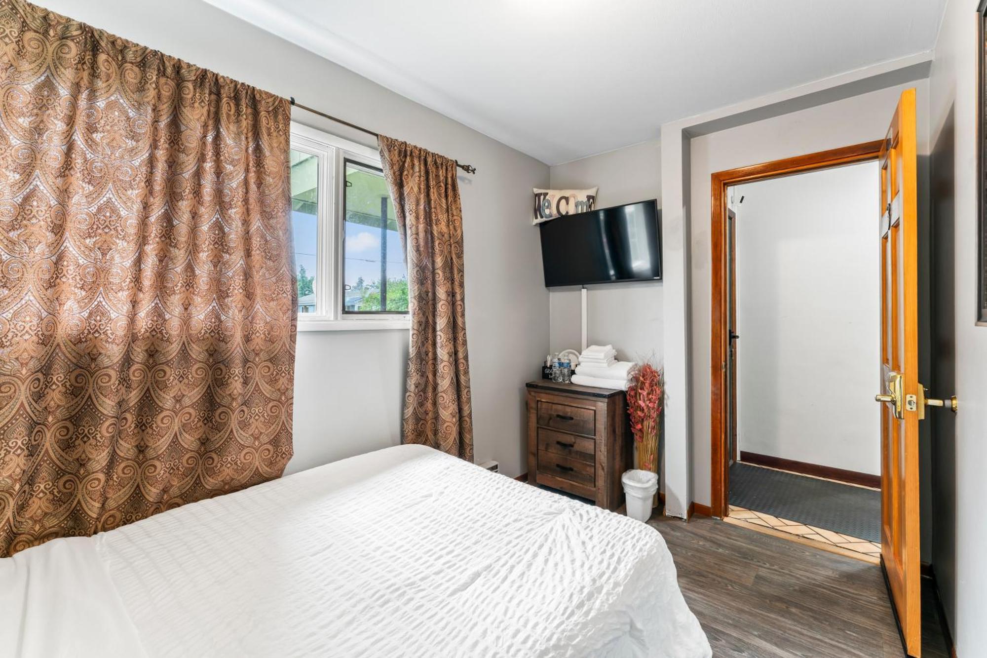 Compact But Cozy Too Hotel Anchorage Exterior photo